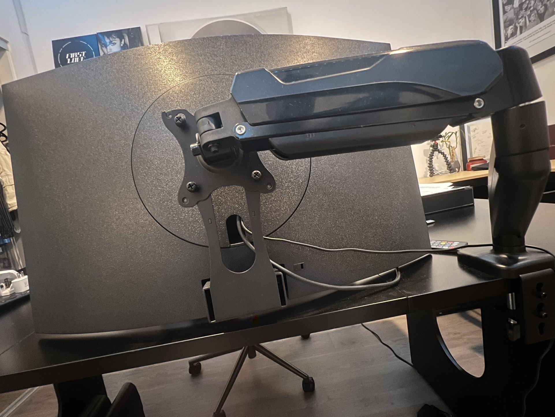 32‑Inch S39C Series FHD Curved Gaming Monitor W/ Arm Mount
