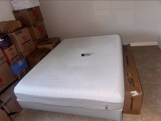 Sleep Tempur-Pedic Queen Mattress (C4)