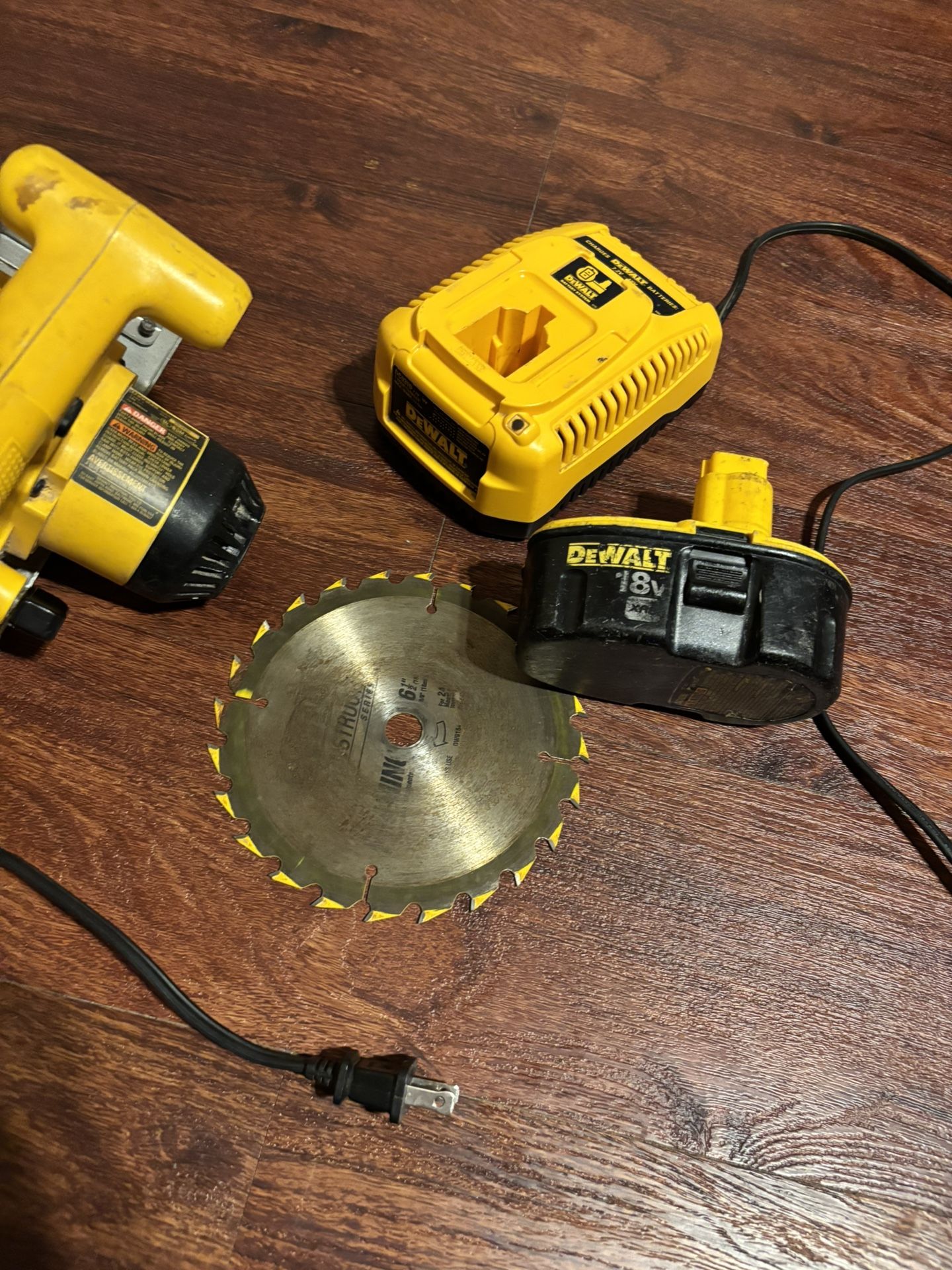 DeWalt DW 939 18V Battery Saw