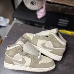Air Jordan 1 Mid Legend Brown GS 