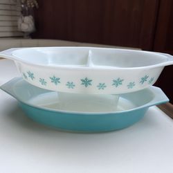 💙❄️ true vintage pair of pyrex oval casserole serving dishes turquoise blue snowflakes white winter holiday christmas hanukkah decor