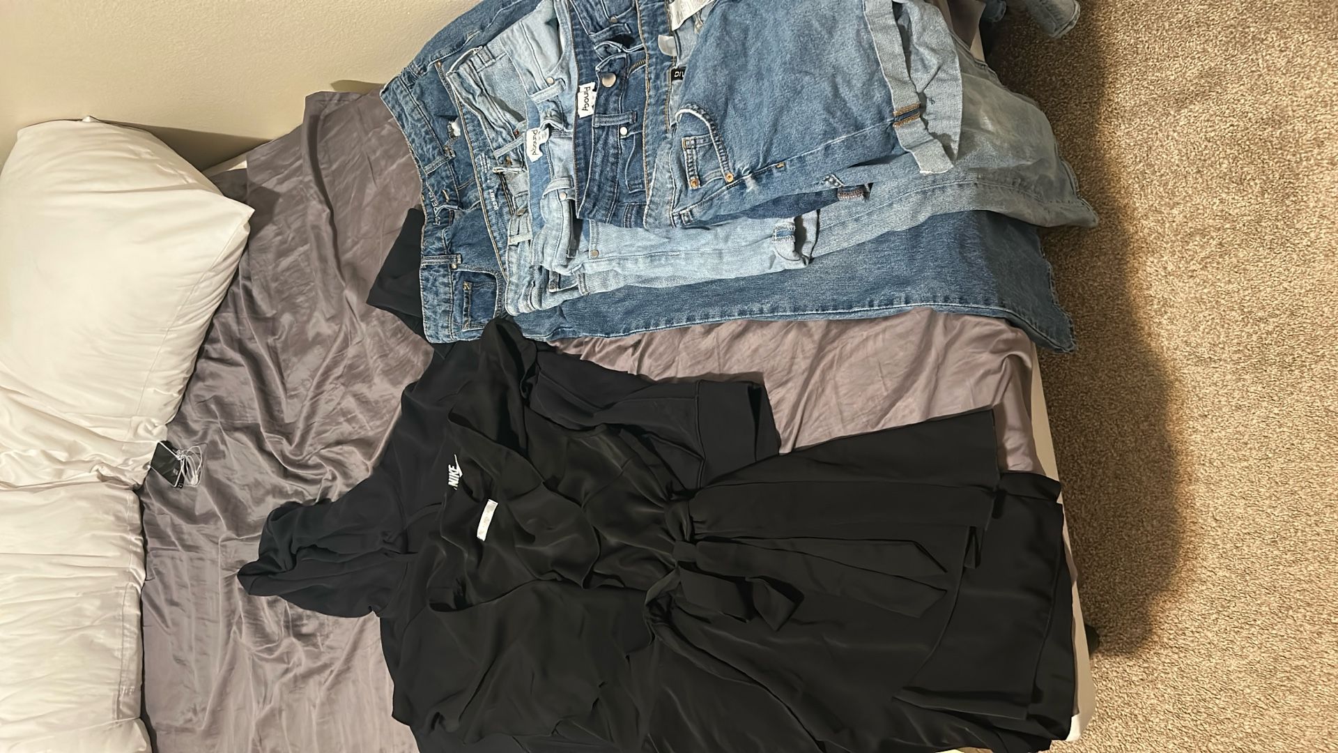 Lot of women’s clothes (plz buy!)