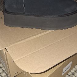 Womens size 9 Uggs