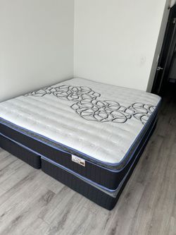 King size Pillow top Mattress 12"     new Mattress in a plastic sealed