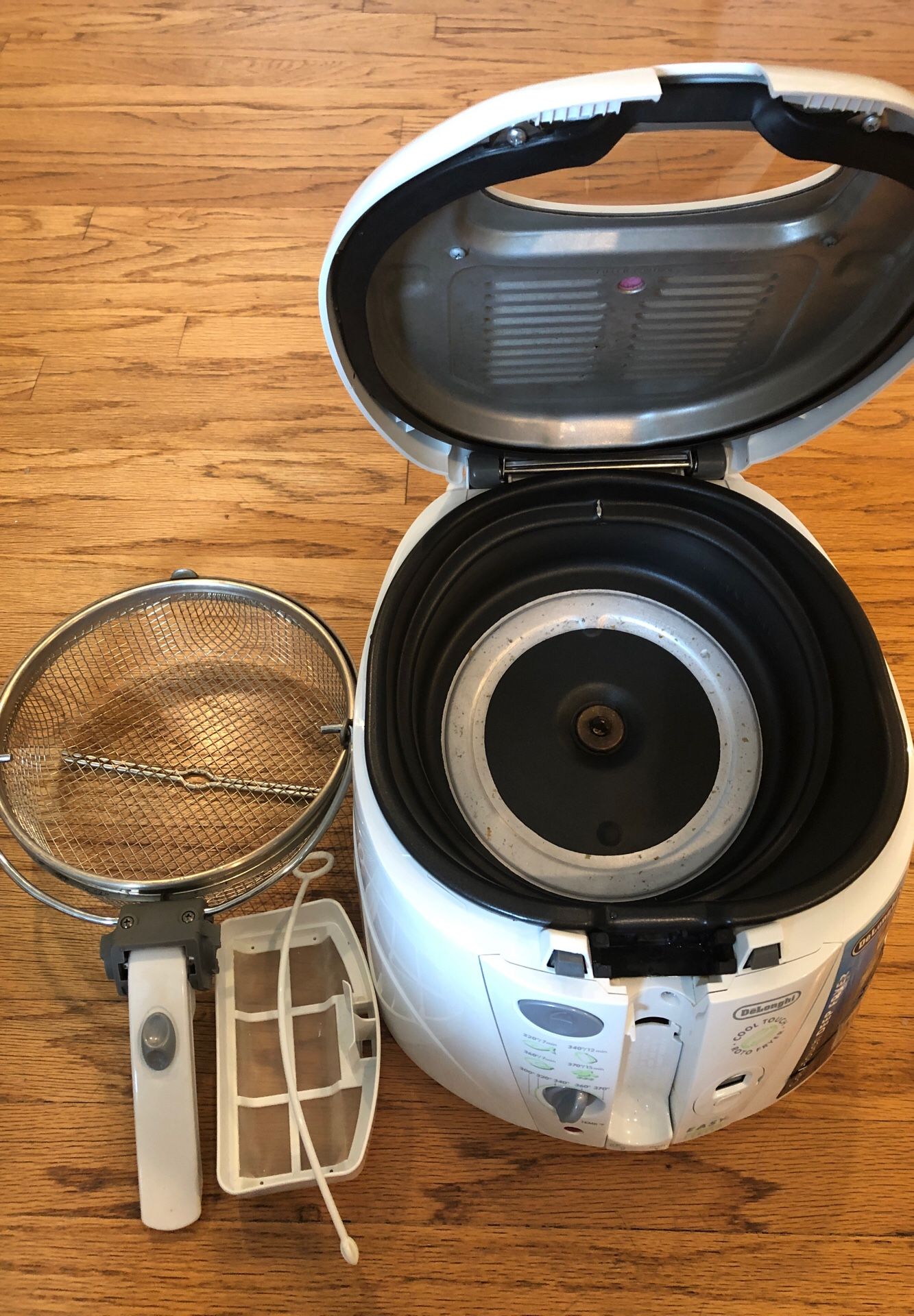 DeLonghi cool touch deep fryer ( 1.5 LB food capacity) for Sale in Vienna,  VA - OfferUp