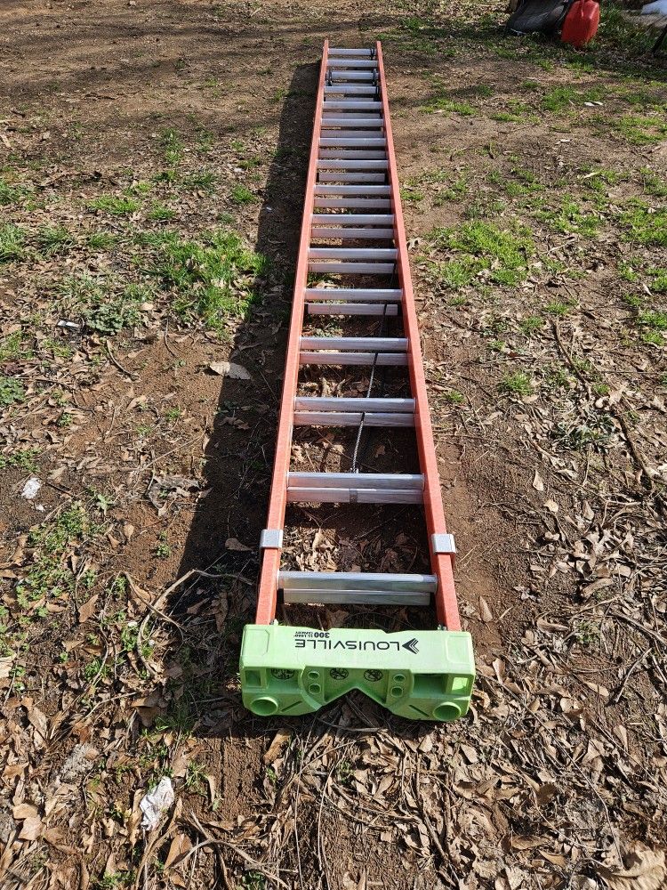 28ft Fiberglass Ladder Like New 