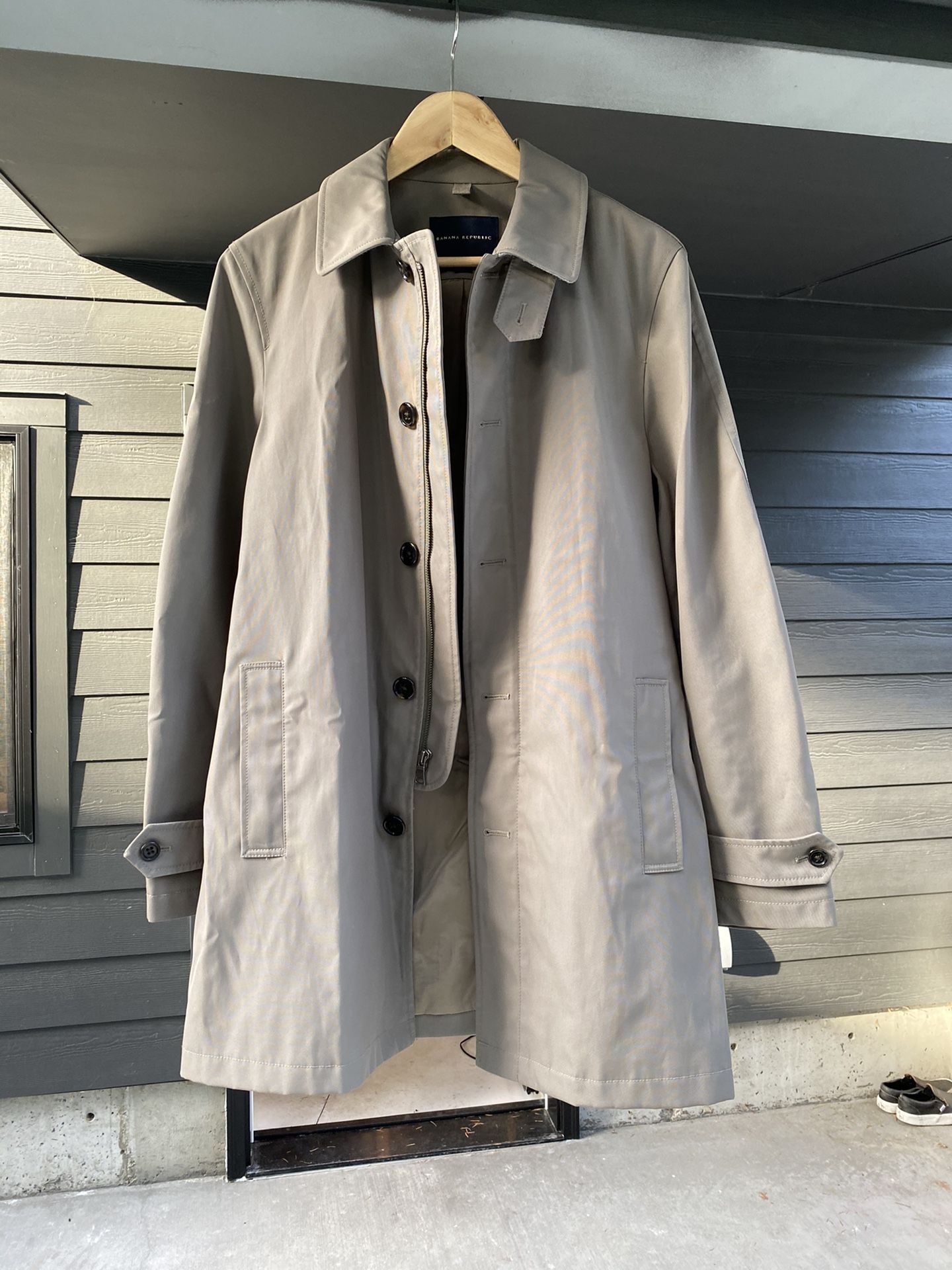 Men’s Banana Republic - Trench Coat.  Khaki Small