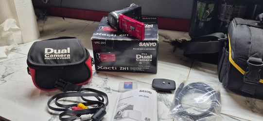 Sanyo Xacti Zh1 dual camera/video