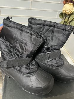Snow boots size 4 unisex