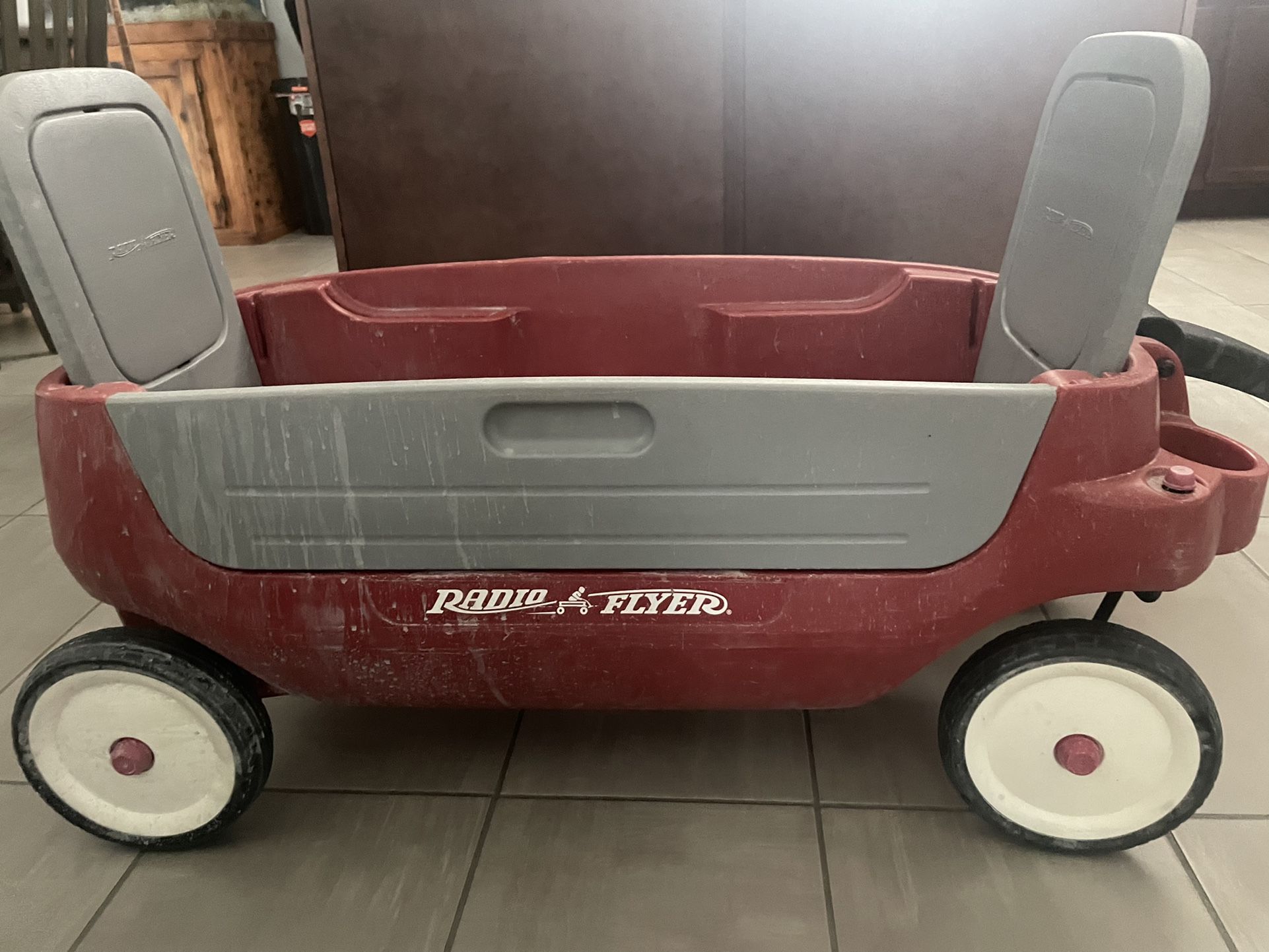 Radio Flyer Deluxe Wagon