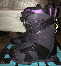 Snowboarding boots