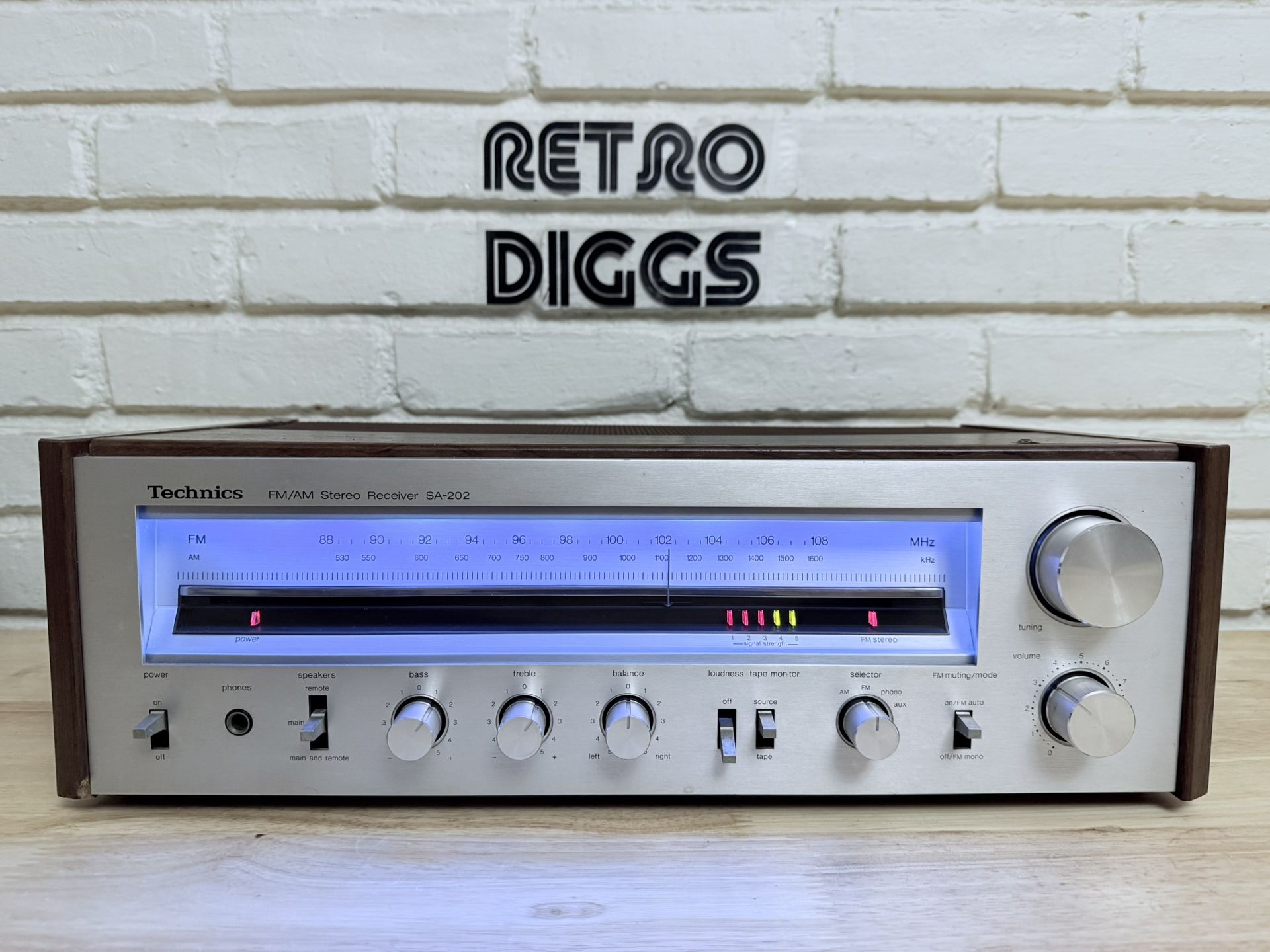 Vintage Technics SA-202 Stereo Receiver (serviced)