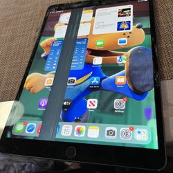 iPad 3rd Gen 256gb Front Screen Is Cracked 
