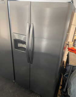 Deal: Frigidaire SxS Stainless w/ Ice Maker — Clean & Ready