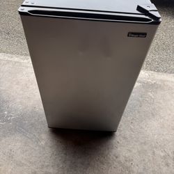 Magic Chef Mini Fridge 