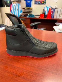 Zapatos de piel petatillo con suela roja y con cierres