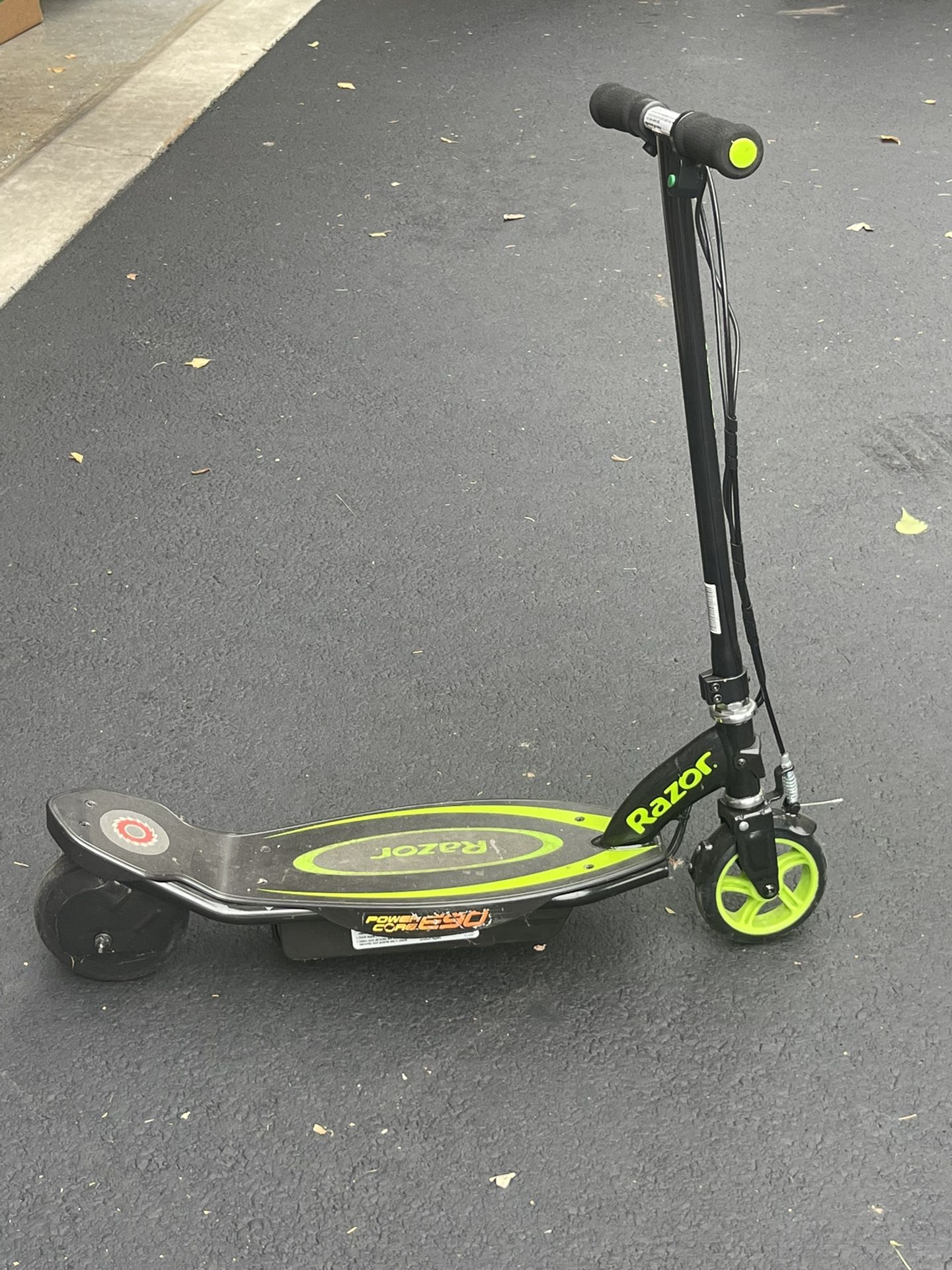 Razor Power Core E90 Electric Scooter - Hub Motor, Up to 10 mph and 80 min Ride Time, for Kids 8 and Up