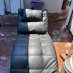 Comfy Couch Chair With Pillows 