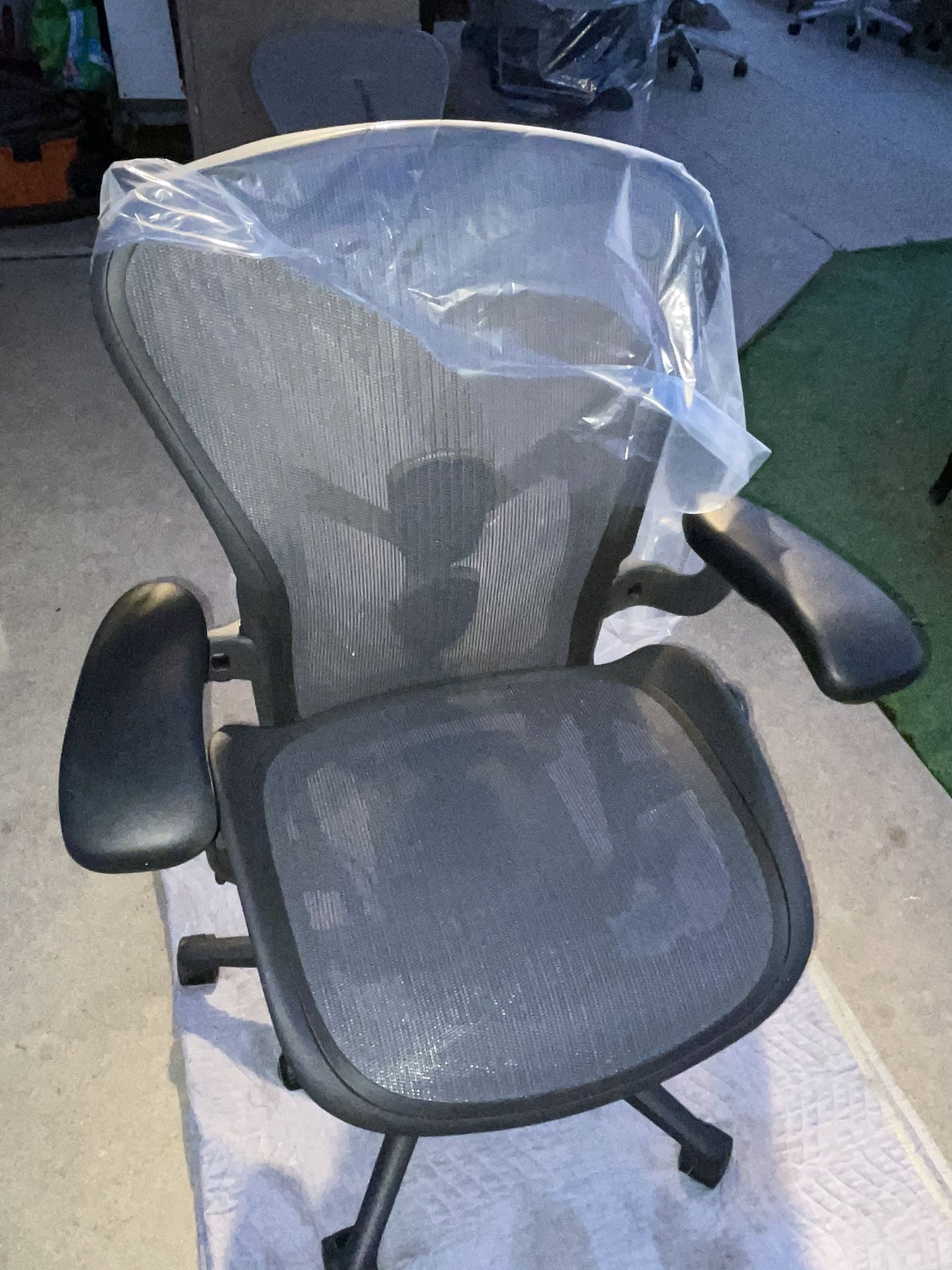 HERMAN MILLER REMASTERED AERON OFFICE CHAIR , SIZE B , FULLY LOADED WITH POSTURE FIT , LIKE NEW , $550