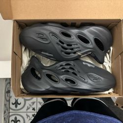 Ds Adidas Yeezy Dark Onyx Foam Runner Size 3