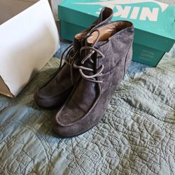 2 Pairs Women's Shoes