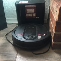 Used Like New Shark Robo Vacuum With Charging Stand/Empty Tray