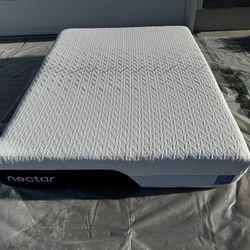Nectar Classic Memory Foam Queen Mattress, Like New, Only used 2 months.