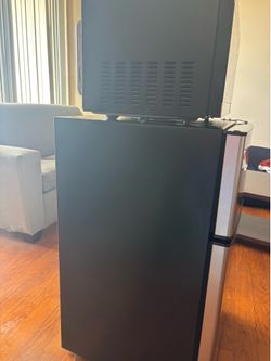 Mini Fridge + Microwave Bundle (Galanz) – Perfect for Dorm Good Condition
