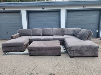 Large Living Spaces Sectional Couch with Ottoman