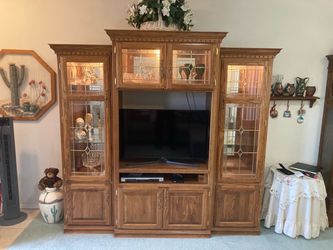 ABSOLUTELY A GORGEOUS 3 PIECE OAK LIGHTED HUTCH. BOUGHT FROM OAK WORLD IN 2001 STILL LOOKS NEW!!!