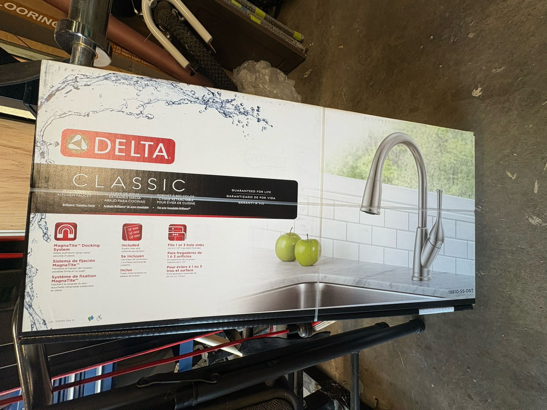 KITCHEN FAUCEI Delta