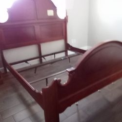 King Size Four Poster Bedroom Set Two Night Stands A Huge King Size Bed Mirror And Dresser $180 Delivery Is Available