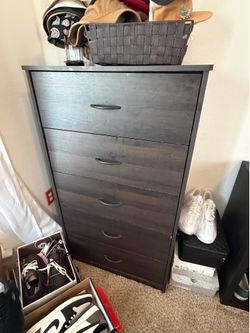 🪑 **5-Drawer Chest – Great Condition!** 🪑