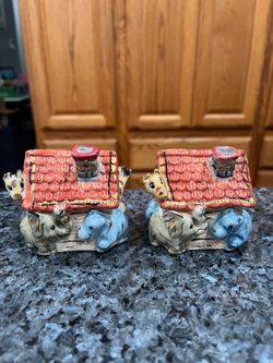 Vintage Ceramic Noahs Ark Pair of Salt and Pepper Shakers.   Size approximately 2 1/2 inches tall.  Preowned.  Has been on display in a cabinet with a