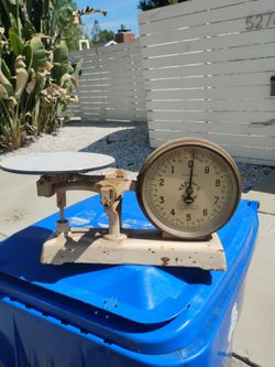 Vintage porcelain scale really unique works good right on the money on the on the weight