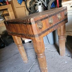 Vintage antique wood maple butchers chopping cutting block, cutting board table, metal caps and metal banding