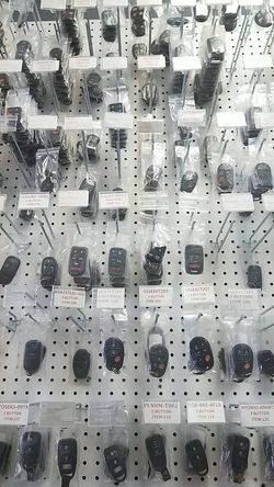 Llaves y controles para carros(remotes and keys)