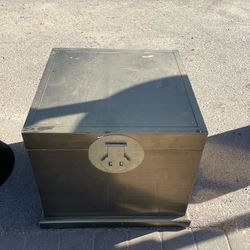 Chinese black lacquer square trunk(gold)