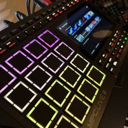 Akai: MPC live 3 sampler/effects/sequencer/synthesizer 