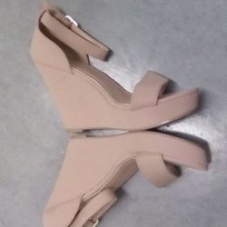 Like New! Elegant Women's Top Moda Wedge Cream Sandals Size 7.5