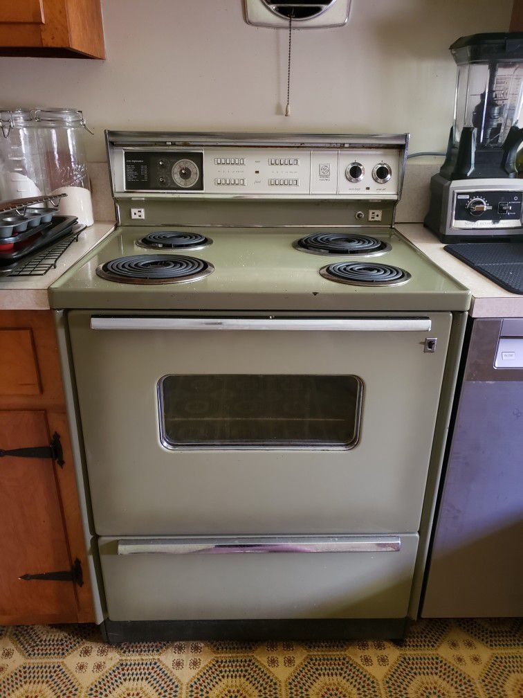 1968 Avocado Green Electric GE Range-Still Works!