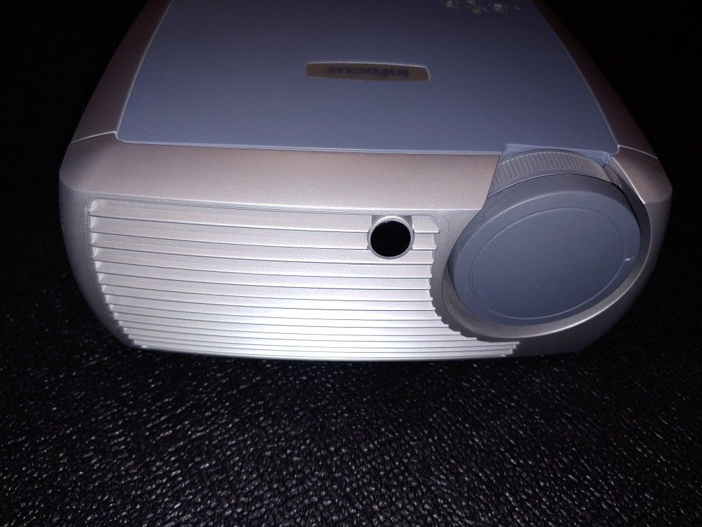 Projector InFocus X1 + Screen