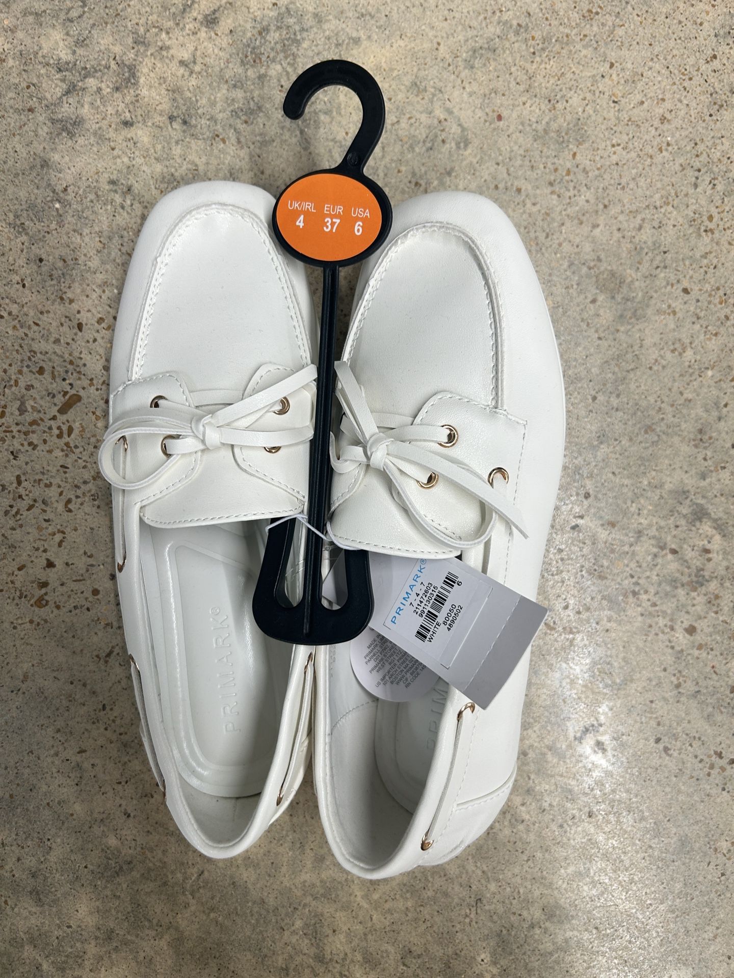 NWT Women's Classic White loafers Size 6