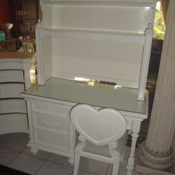 Disney Princess DESK, HUTCH & CHAIR in PRISTINE CONDITION, LIKE NEW 💯