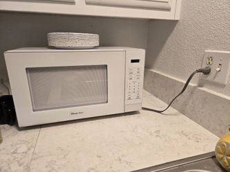 Magic Chef White Countertop Microwave