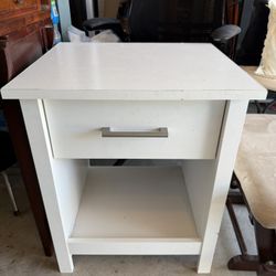 White Night Stand or End table. ( 20x18x24 L.D. H) 