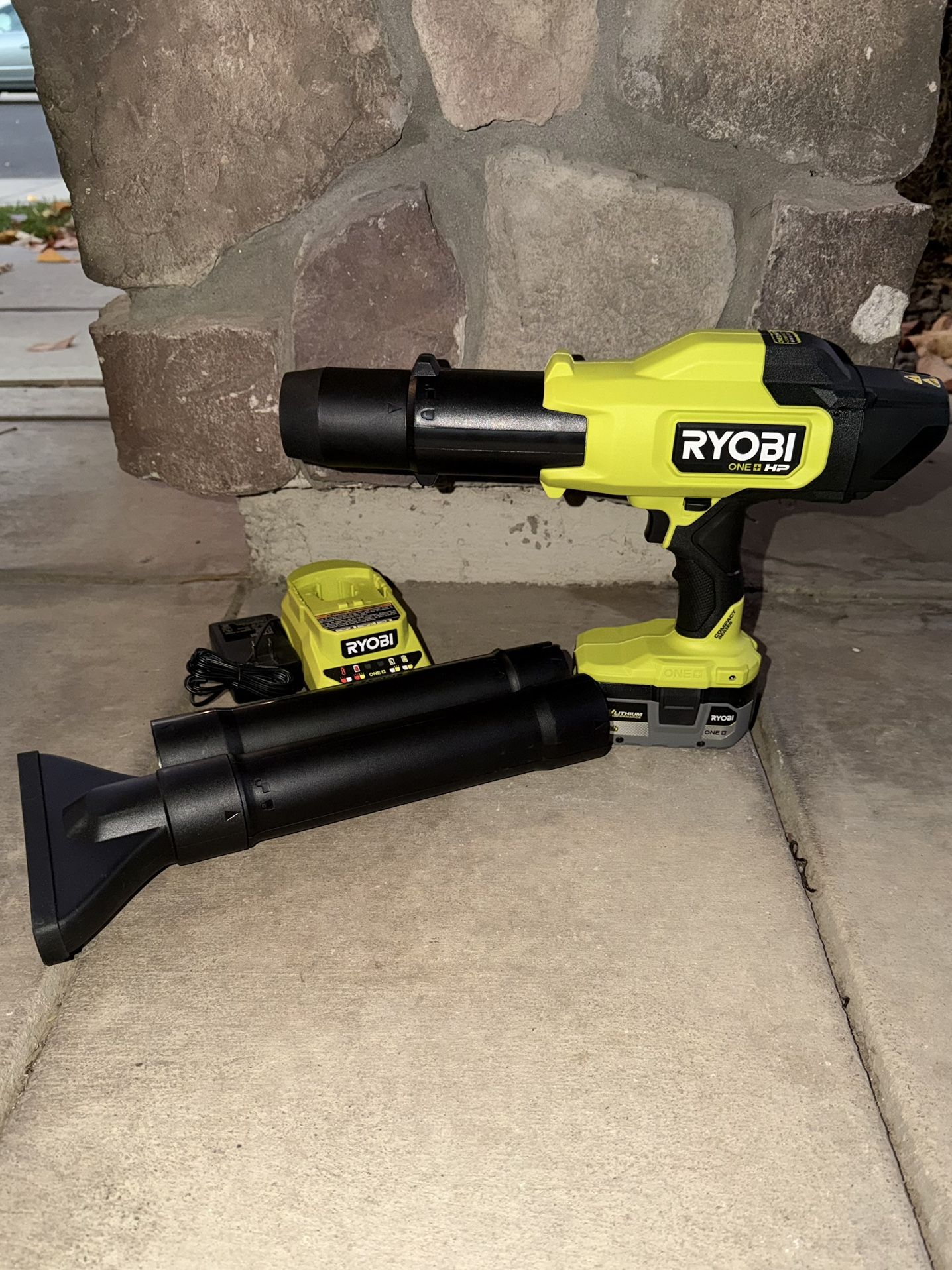 RYOBI ONE+ HP 18V Brushless 220 CFM 140 MPH Leaf Blower + 4AH High Output Battery & Charger