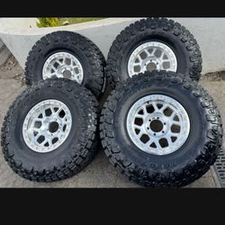17" KM444 beadlocks w- 37" Toyo RT PRO.  $3600