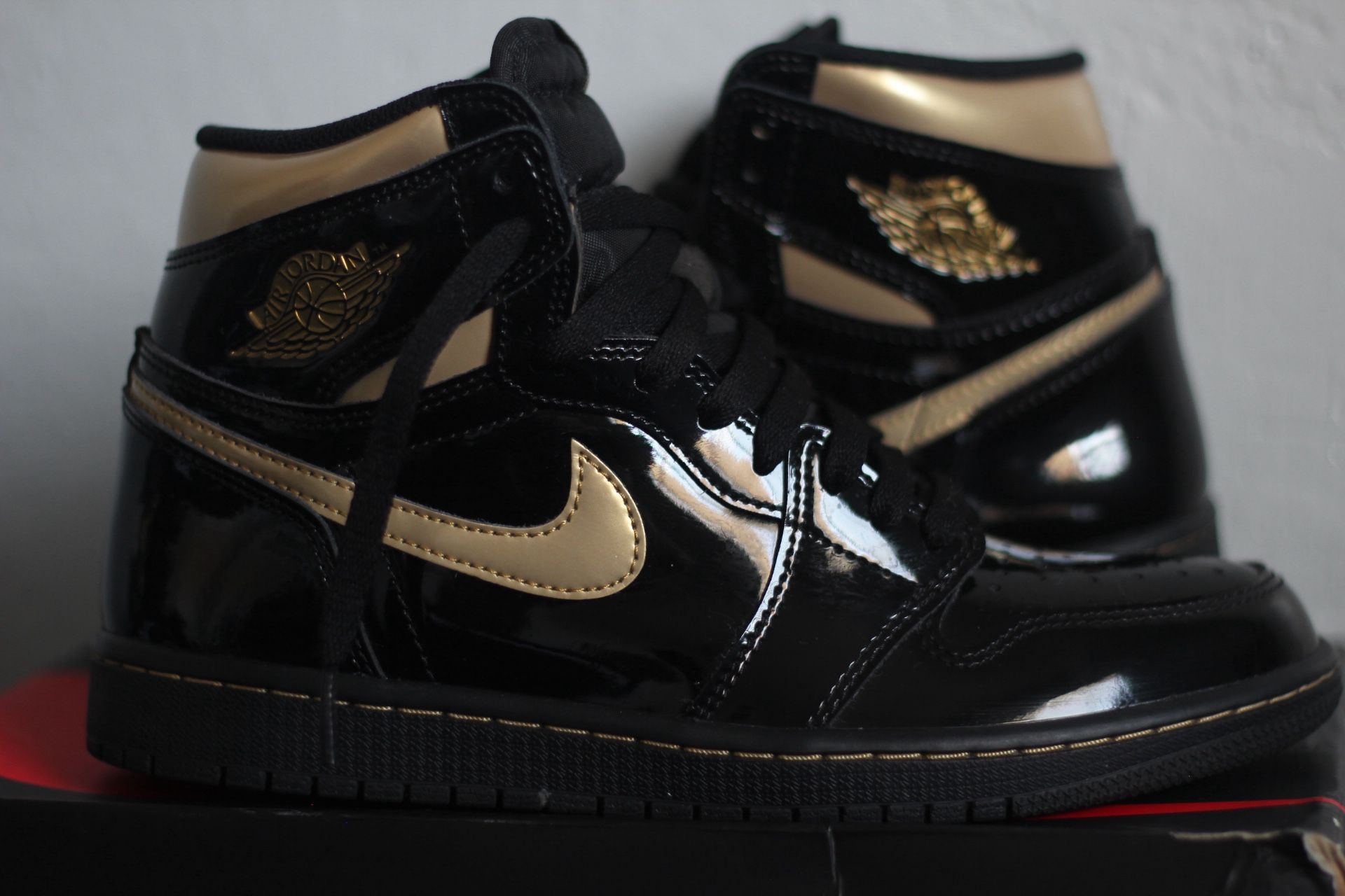 Jordan 1 metallic black gold