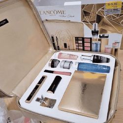 Start Your Beauty Journey with Our Exclusive Makeup Set! into mention